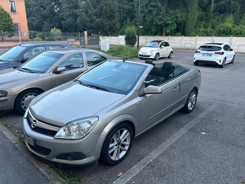 Opel Astra Cabrio TwinTop 1.6 16V VVT Enjoy del 2007 usata a Cormano